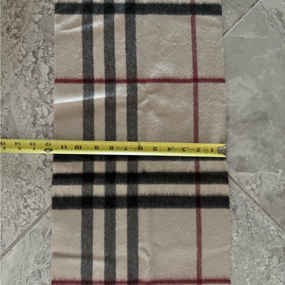 Burberry Giant-Check Cashmere Scarf - Picture 3 of 5